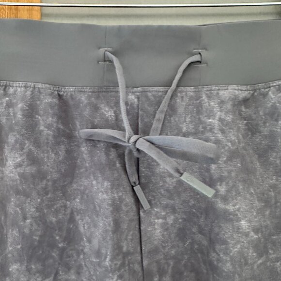 Lululemon Size Medium T.H.E. Short 9" *Linerless Gravel Dust Iron Blue Multi - Picture 5 of 9